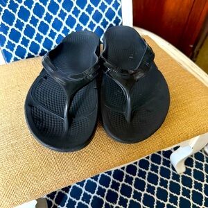 OOFOS Black Thong Sandals Women’s size 8/ 39